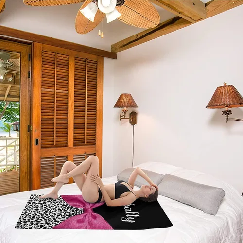Vista 4 de XOZOTY Toalla de playa personalizada con estampado de leopardo rosa oscuro con nombre para niños, mujeres y hombres, toalla de baño para viajes