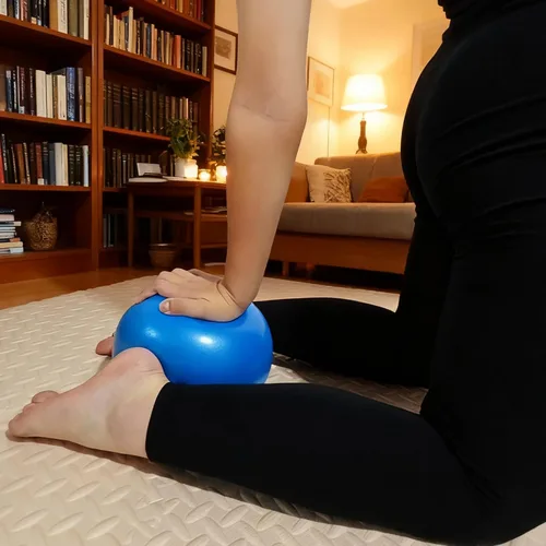 Vista 4 de Mini pelota de ejercicio de 9 pulgadas - Pelota de yoga y pilates portátil con superficie antideslizante para entrenamiento central, fitness - Uso