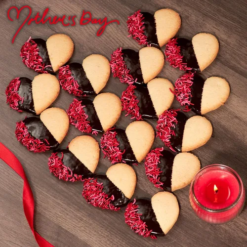 Vista 6 de Galletas de Chocolate Galletas de Mantequilla en Forma de Corazón Sumergidas en Chocolate y Con Chispas Rojas Comparte tu Amor con Mamá, Papá