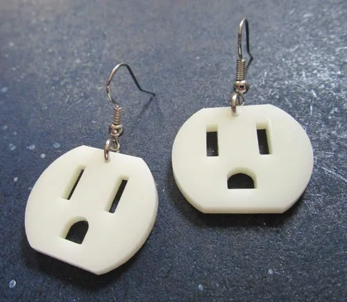 Vista 3 de Aretes de salida eléctricos hipoalergénicos hechos a mano, sin níquel, divertidos aretes colgantes para electricista, joyería de estilo ecléctico