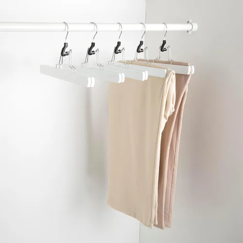Vista 5 de Amazon Basics Perchas de madera para pantalones, color blanco, paquete de 10