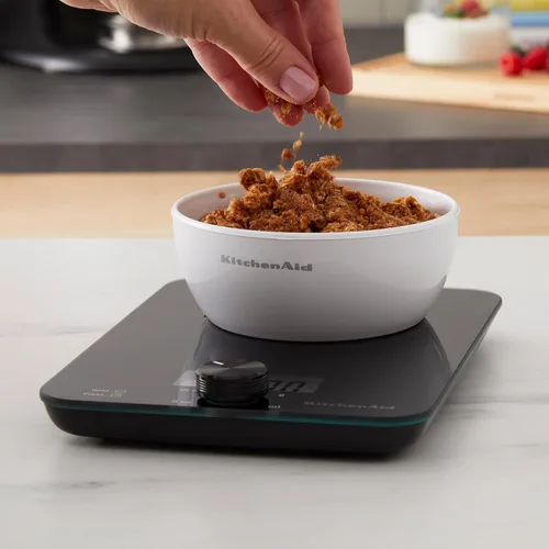 Vista 5 de KitchenAid KQ914BA - Báscula digital de cocina y alimentos con superficie de vidrio, capacidad de 5 kg, mide ingredientes líquidos y secos, botón