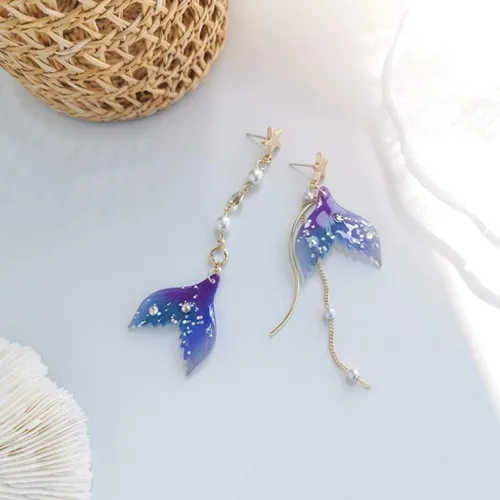 Vista 4 de Pendientes de cola de sirena con diseño de leyenda de sirena color morado