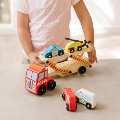 Vista 5 de Melissa & Doug Emergency Vehicle Carrier camión de madera con 4 vehículos de rescate