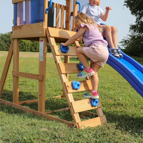 Vista 6 de Conjunto de columpios Backyard Discovery Bay Pointe de madera de cedro con tobogán de ola, plataforma de juego, escalera de roca, columpios