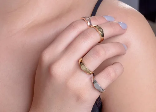 Vista 7 de Elegante caja de joyas Anillo de sello con inicial ovalada para mujer en oro macizo de 9k, 14k y 18k, anillo de sello grabado personalizado, anillo