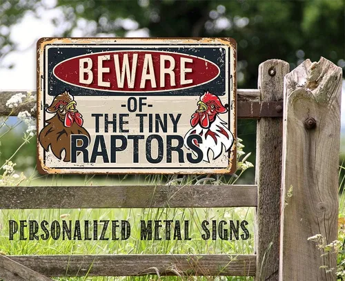 Vista 5 de Beware Tiny Raptors - Divertido letrero de metal de gallinero – 8 x 12 pulgadas o 12 x 18 pulgadas para uso en interiores y exteriores en gallinero