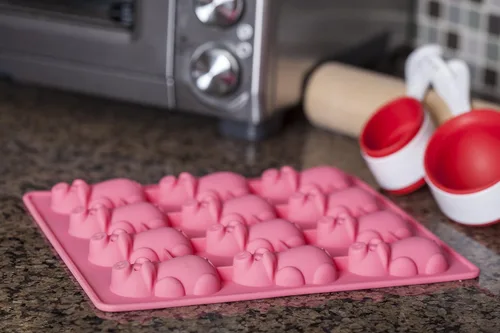 Vista 5 de Mobi 12 Little Pigs in a Blanket - Molde de silicona para hornear, color rosa