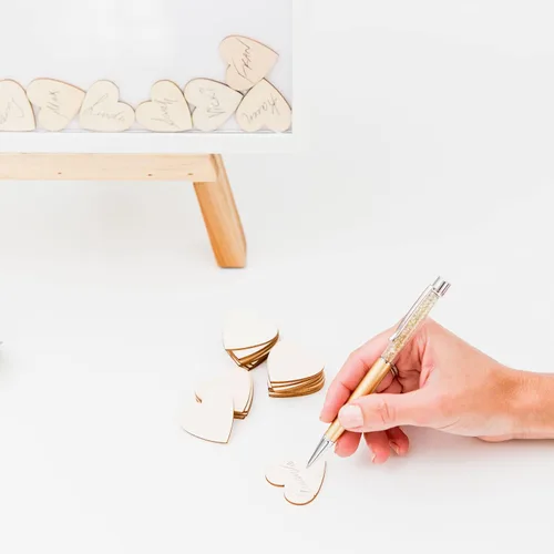 Vista 4 de WEDDINGSTAR Libro de invitados personalizado de madera con forma de corazón, inicial de corona de amor