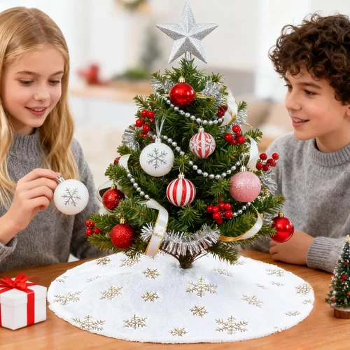 Vista 2 de Falda de árbol de Navidad blanca pequeña de 24 pulgadas, falda de árbol de lentejuelas para árbol de lentejuelas, mini falda de árbol con purpurina