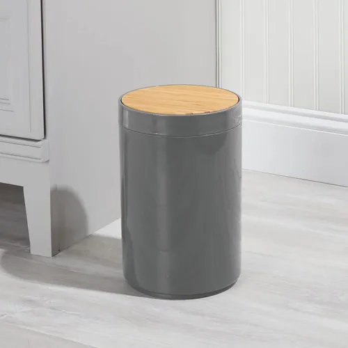 Vista 3 de mDesign Basurero de plástico redondo pequeño - Papelera de basura con contenedor de tapa de cierre oscilante - Papelera de baño - Sostiene residuos