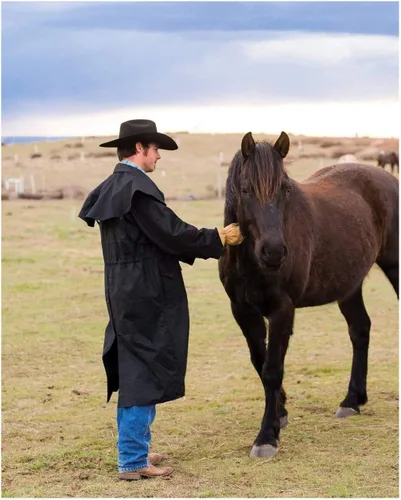 Vista 6 de Outback Trading Stockman 2056 - Abrigo de plumero de algodón transpirable y extra largo para hombre