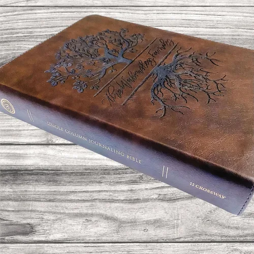 Vista 4 de Biblia de diario ESV con nombre de familia personalizado, ilustración de árbol con apellido personalizado y fecha incluidos en el diseño