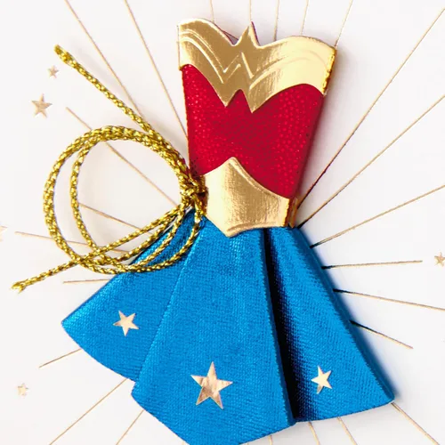 Vista 4 de Tarjeta de cumpleaños Hallmark Signature para mujeres (Wonder Woman)