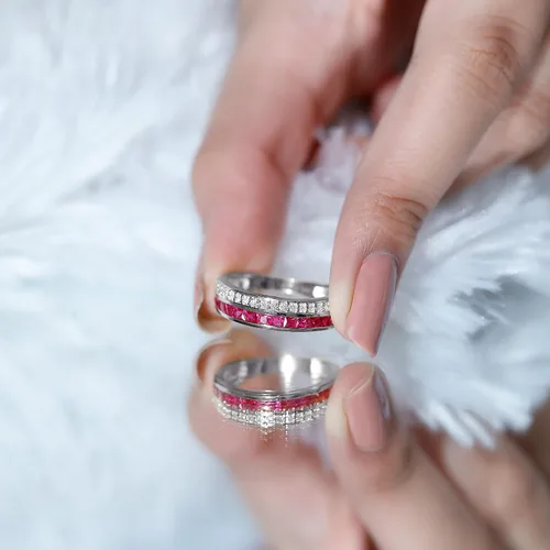 Vista 14 de Anillo de media eternidad de diamantes y rubí de 1.25 quilates para mujer Calidad AAA