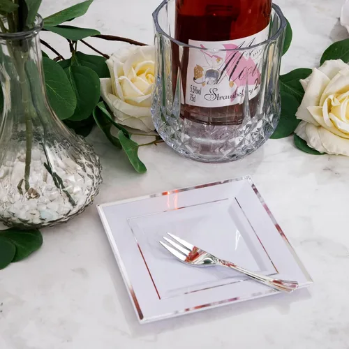 Vista 5 de Platos de postre de plástico plateado con tenedores de plástico, 100 platos cuadrados desechables para aperitivos, platos pequeños con borde Blanco