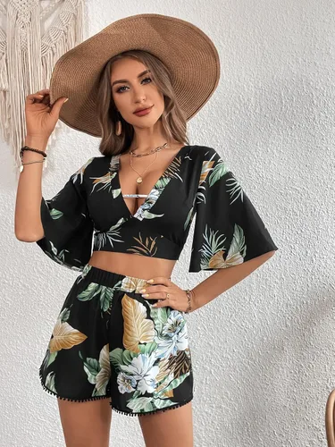 Vista 3 de SweatyRocks Conjunto de 2 piezas de blusa corta con nudo frontal y mangas de mariposa boho con pantalones cortos para mujer