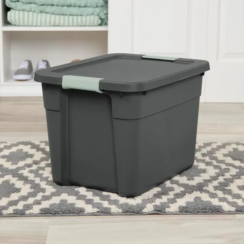 Vista 4 de Sterilite - Paquete de 6 contenedores de almacenamiento de plástico apilables con tapas y pestillo, 12 galones, gris/verde - Cajas con cierre