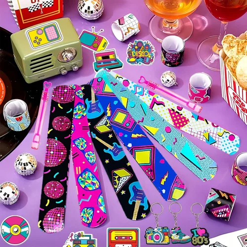 Vista 4 de CHSLtmxq 122 PCS Decoraciones de Fiesta de los Años 80, Set de Suministros de Favores de Fiesta Temática de los Años 90, Pulseras Slap y Llaveros