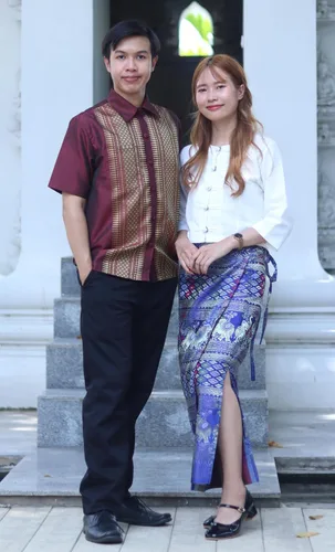 Vista 3 de RaanPahMuang Camisa formal de seda de manga corta con costura tejida del norte de Tailandia Violeta oscuro