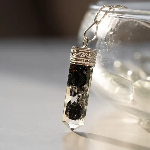 Vista 5 de AYANA - Collar de turmalina negra piezoeléctrica para mujer, colgante hexagonal con cristales de turmalina negra bionizados, Cho Ku Rei Reiki
