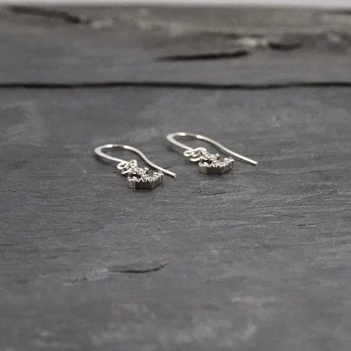 Vista 2 de Pendientes de ancla delicados diseñados por Stacey hechos a mano, aretes colgantes de circonita cúbica brillante, alambres de oreja de plata de ley