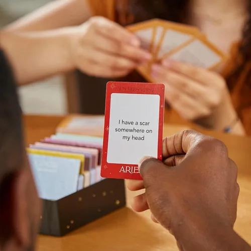 Vista 6 de Hasbro Gaming Juego de cartas de fiesta con temática de astrología para adultos y adolescentes, 3 a 6 jugadores, divertidas actividades de verano