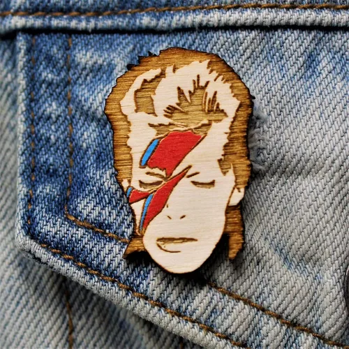 Vista 2 de Star Man Lightning Bolt Face Pin Accesorio inspirado en leyenda glam rock ecléctica de madera pintada a mano