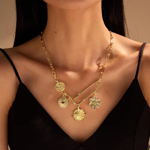Vista 2 de HUASAI Collar Grueso de Oro para Mujer Collar con Dijes Collar Delicado de Cadena Eslabón de Oro Collares con Dijes de Corazón Estrella Lazo Concha