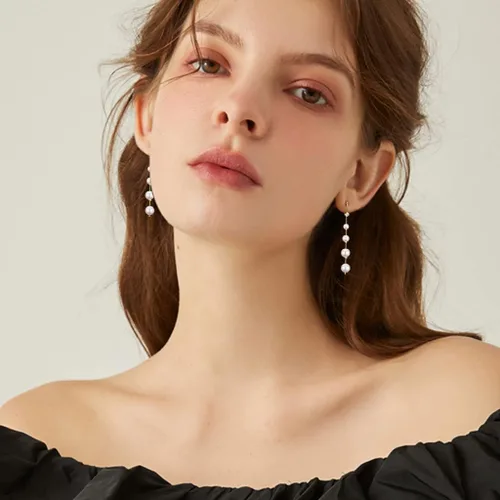 Vista 5 de Aretes largos de perlas para mujer, chapados en oro de 14 quilates, hipoalergénicos, elegantes aretes de borla de perlas doradas para niñas, Oro