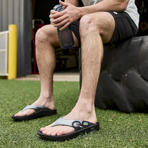 Vista 2 de OOFOS mens Ooriginal Sport Sandal Negro/Grafito