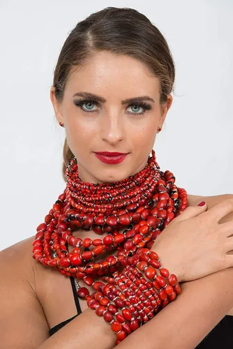 Vista 2 de Pulsera de regalo de recuerdo peruano para mujer, buena suerte, prosperidad, amor, felicidad Huayruro, cuentas de semillas rojas y negras, brazalete