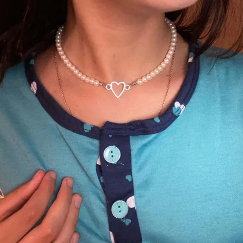 Vista 3 de YienDoo Gargantilla de perlas bohemias, cadena con dije de corazón plateado, para damas de honor, para bodas, damas de honor, gargantilla de perlas