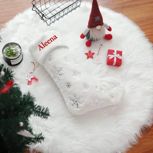Vista 4 de 1 pieza de medias de Navidad personalizadas, medias de Navidad colgantes de felpa de piel sintética blanca con nombres, medias de Navidad grandes