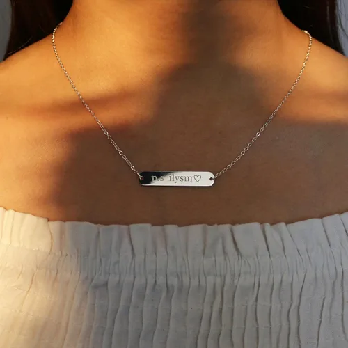 Vista 4 de Petite Boutique Collar personalizado de barra de mensajes de dos líneas, tu joyería única con nombre