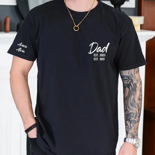 Vista 6 de Camisa Personalizada para Papá con Nombres de los Niños en la Manga Camiseta Personalizada para Papá Est 2025 Camiseta de Papá, Regalo para el Día
