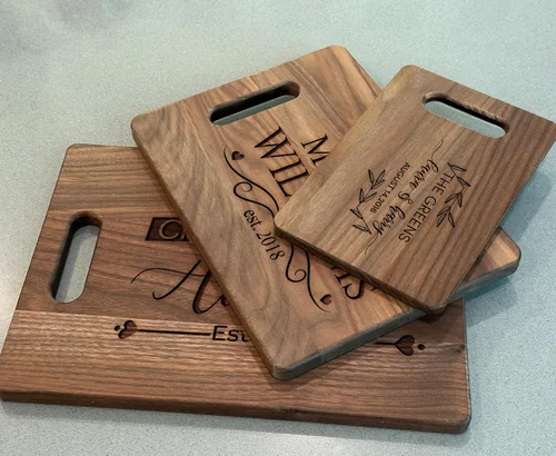 Vista 7 de Tabla de cortar personalizada de madera arqueada de madera grabada de nogal