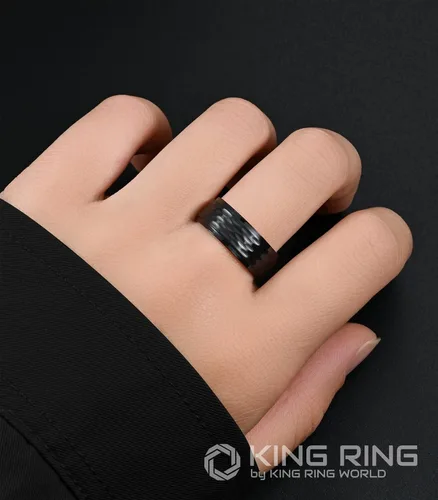 Vista 4 de King Ring Anillos martillados de 0.315 in Anillos de acero inoxidable extra pulido para hombre Diseñado en Estados Unidos