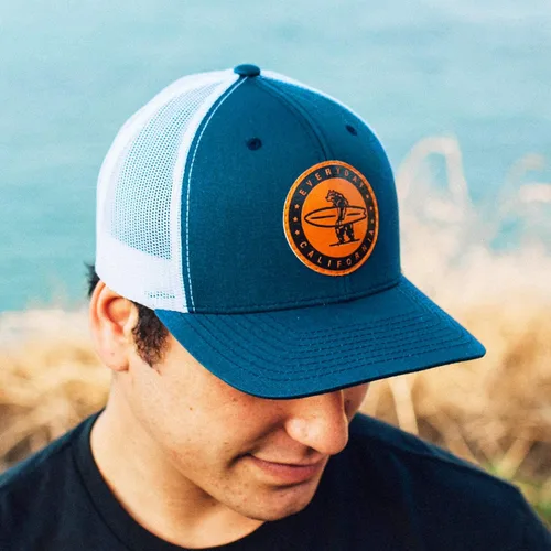 Vista 3 de Everyday California 'Marlin' Snapback Surf Hat - Gorra estilo béisbol con parche de cuero vegano