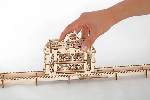 Vista 4 de Ugears Tranvía con rieles - Modelo de madera mecánico autopropulsado rompecabezas 3D
