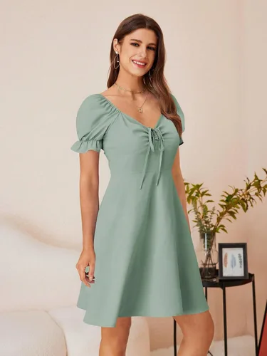Vista 4 de WDIRARA Vestido corto de verano acampanado con cuello corazón y cordón frontal para mujer 2023