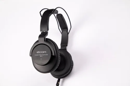 Vista 9 de Zoom El paquete de micrófono para podcast ZDM-1 incluye micrófono dinámico, auriculares, trípode, parabrisas y cable XLR Incluye micrófono