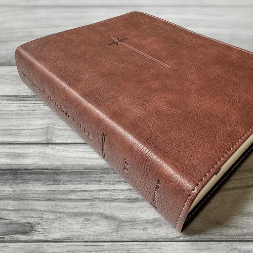 Vista 4 de Biblia personalizada NIV para hacer anotaciones, marrón con gran cruz, opción de personalizar con nombre escrito a mano en la portada..