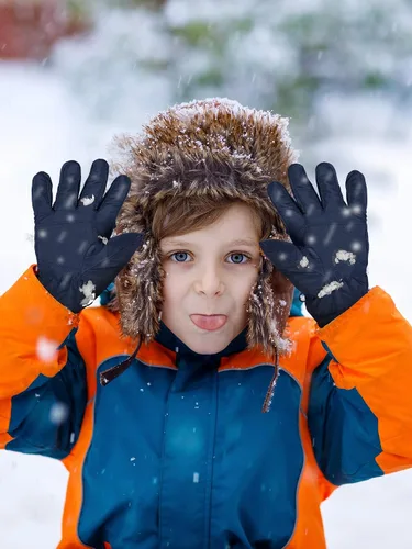 Vista 2 de SATINIOR 2 pares de guantes impermeables para niños, guantes de nieve cálidos para invierno, guantes de esquí para niños y niñas, resistentes al