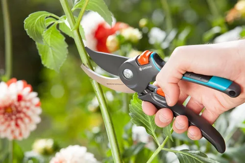 Vista 2 de GARDENA (8904) Tijeras de podar de jardín con cierre de seguridad, podadoras resistentes para cortar flores, ramas y plantas de hasta 1 pulgada