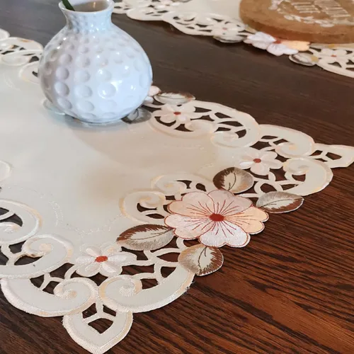 Vista 2 de LeLehome Juego de 4 manteles individuales bordados con flores, manteles individuales oblongos beige rosa, decoración para hogar, cocina, comedor