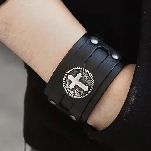 Vista 5 de NIGHTCRUZ Pulsera ancha de cuero con cruz, brazalete de puño de cuero medieval para hombres