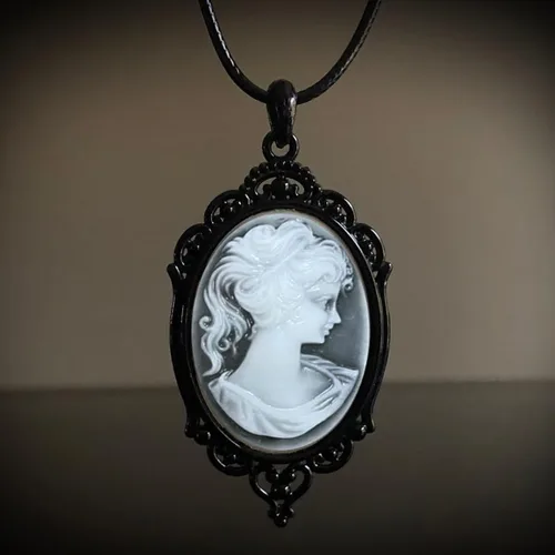 Vista 3 de Collar gótico de Victoria Camafeo, estilo vintage, negro, gargantilla gótica de Lolita Cameo en marco de peltre, collar con colgante de Navidad