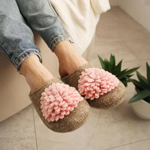 Vista 4 de Pantuflas hechas a mano para mujer 100% lana con flor rosa y plantilla de soporte para el arco