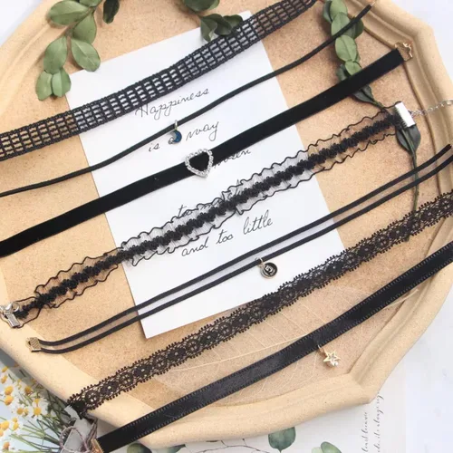 Vista 3 de Kiethleasa Gargantilla de terciopelo negro para mujeres y niñas, conjunto de collar gótico, collar ajustable de encaje, collar de moda con dije